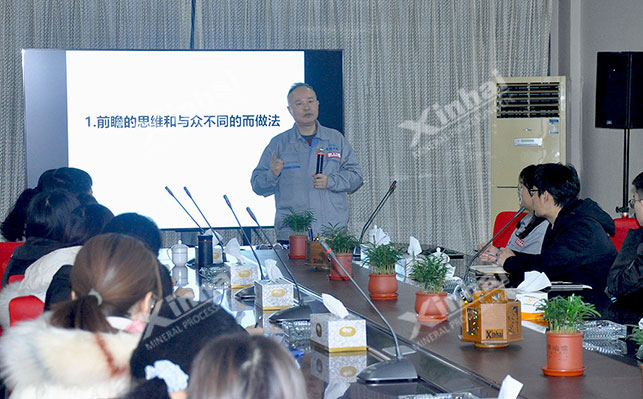 董事长张云龙先生讲解鑫海矿装创新工艺和设备